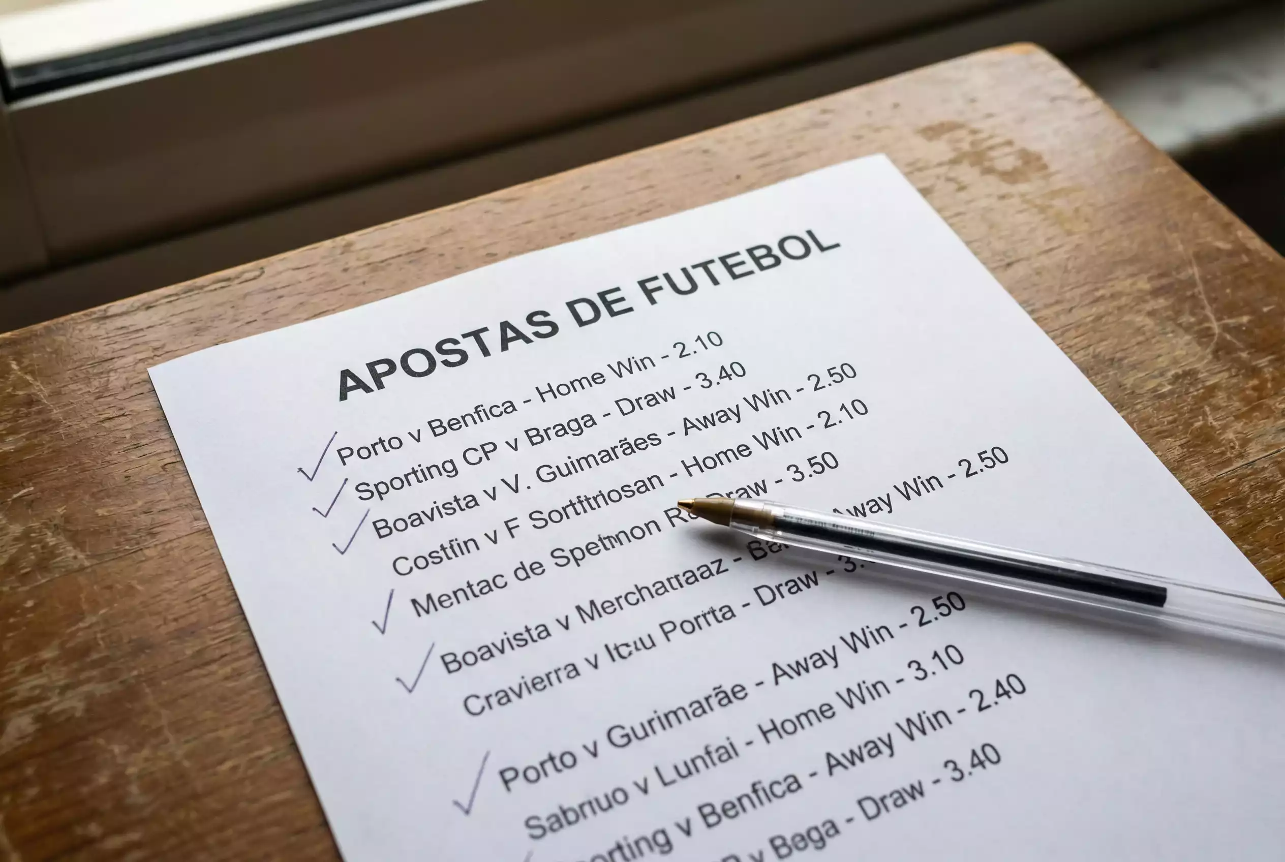 Boletim de apostas com varias selecoes de jogos de futebol combinadas