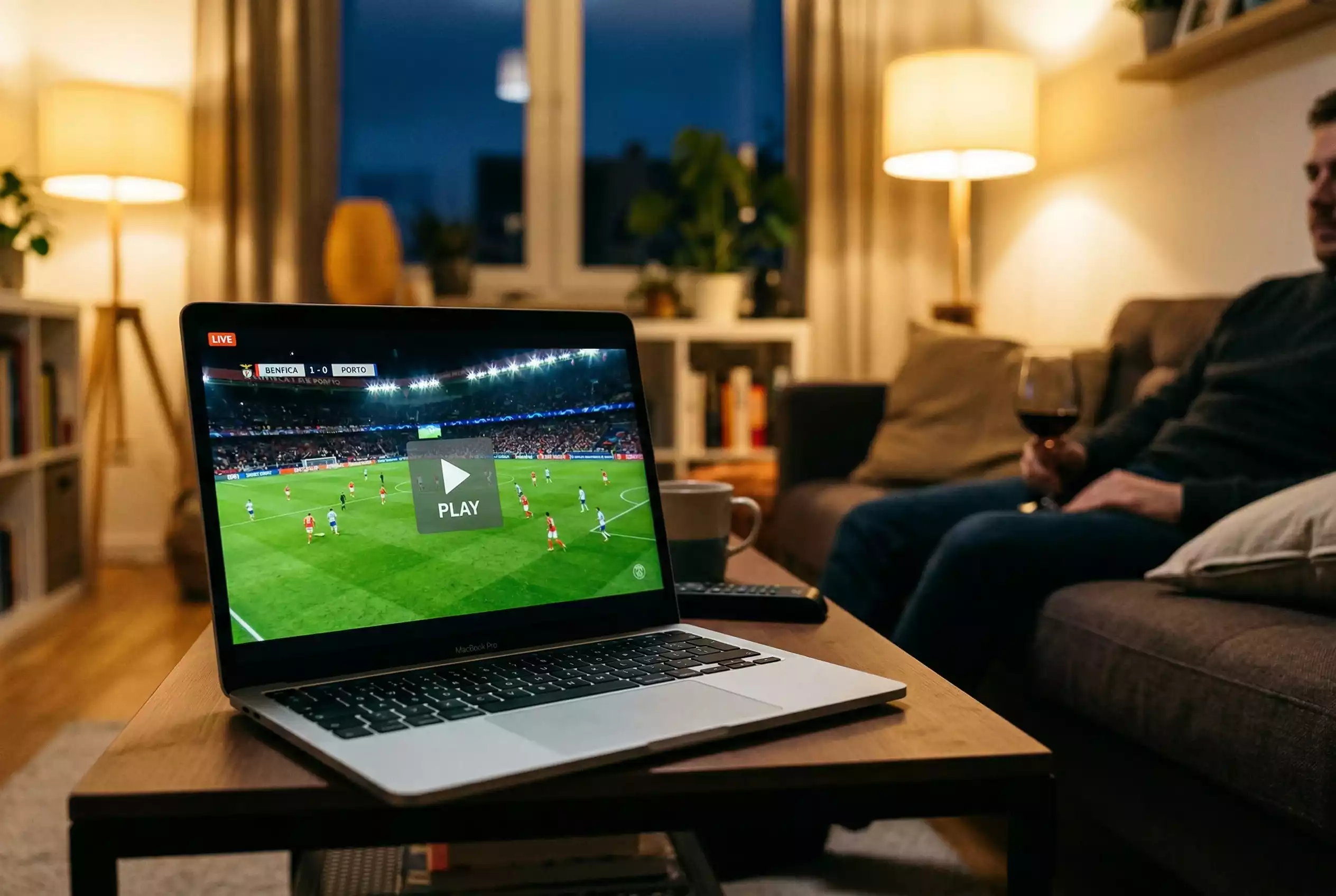 Ecra de computador com transmissao ao vivo de jogo de futebol